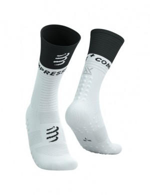 Calcetines Para Correr Compressport Mid Compression Socks V2.0 Hombre Blancos Negros | FAJDC7830